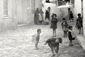 H φωτογραφία της ημέρας: 1935. Στην Αγία Τριάδα με τους πρόσφυγες