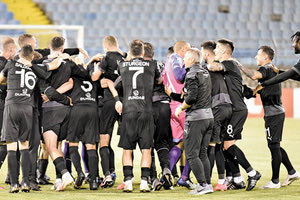 Οι παίκτες του ΟΦΗ πανηγύρισαν τη νίκη στη Λαμία