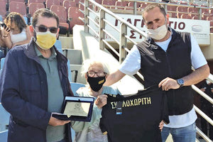 Μια φανέλα του Εργοτέλη δώροστην Δέσποινα Σκαλοχωρίτη