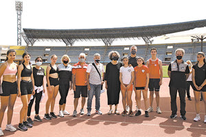 Η Σοφία Σακοράφα με αθλητές και προπονητές που πήραν μέρος στα «Κνώσσεια»