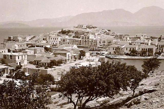 H φωτογραφία της ημέρας: Ο Άγιος Νικόλαος λίγο πριν τον πόλεμο