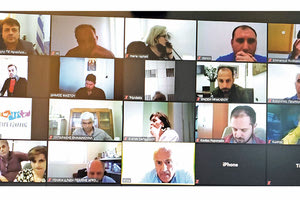 τηλεδιάσκεψη για τη δακοκτονία με εκπροσώπους των δήμων και φορείς είχε ο Νίκος Συριγωνάκης.