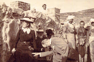 H φωτογραφία της ημέρας: Η κ. Madame Lambert από το Βέλγιο επισκέπτεται την Κνωσό το 1901