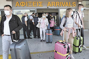 Άρχισε η ροή των πρώτων τουριστών με τσάρτερ στην Κρήτη