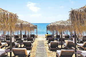 παραλία - ξαπλώστρες