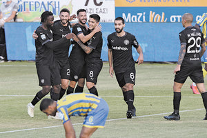 Οι παίκτες του ΟΦΗ πανηγυρίζουν το γκολ του Σαρδινέρο