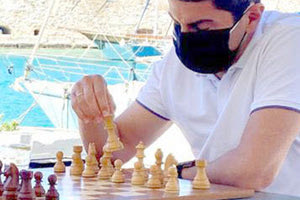 Ο υφυπουργός Αθλητισμού, Λευτέρης Αυγενάκης παίζει σκάκι