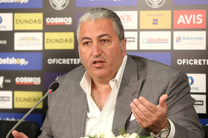 ο Μιχάλης Μπούσης στο πλαίσιο παρουσίασης