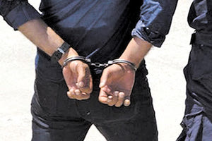 Χειροπέδες σε συνάδελφό τους αστυνομικό