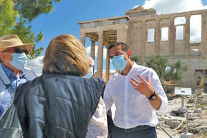 ο πρόεδρος του ΣΥΡΙΖΑ ΠΣ, Αλέξης Τσίπρας, μετά από την ξενάγηση που είχε στην Ακρόπολη με αφορμή την Παγκόσμια Ημέρα Πολιτισμού