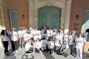 παράσταση διαμαρτυρίας στην Περιφέρεια Κρήτης από επαγγελματίες του κλάδου της διοργάνωσης γάμων και βαφτίσεων