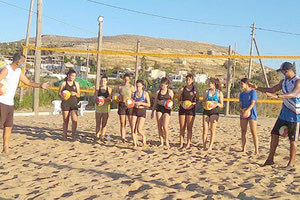 Ο ομοσπονδιακός προπονητής στο καμπ μπιτς βόλεϊ τις εγκαταστάσεις «ΑΚΤΗ» στον Καρτερό