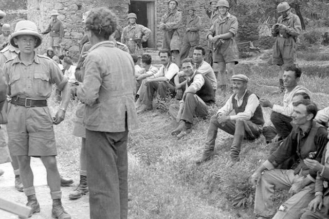 H φωτογραφία της ημέρας: Η μάζωξη πριν τη σφαγή στο Κοντομαρί Χανίων