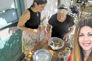 H υφυπουργός Τουρισμού Σοφία Ζαχαράκη σε ορεινό χωριό της Κρήτης και μαγείρεψε με τους ντόπιους μαζί με διάσημη Ισραηλινή σεφ