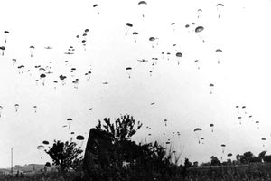 H φωτογραφία της ημέρας: Γερμανοί αλεξιπτωτιστές πέφτουν στην ανατολική Κρήτη