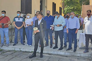 ΔΙΑΜΑΡΤΥΡΙΑ ΜΕ ΓΑΜΠΡΟ ΚΑΙ ΝΥΦΗ: Έστησαν γαμήλιο γλέντι έξω από την Αποκεντρωμένη