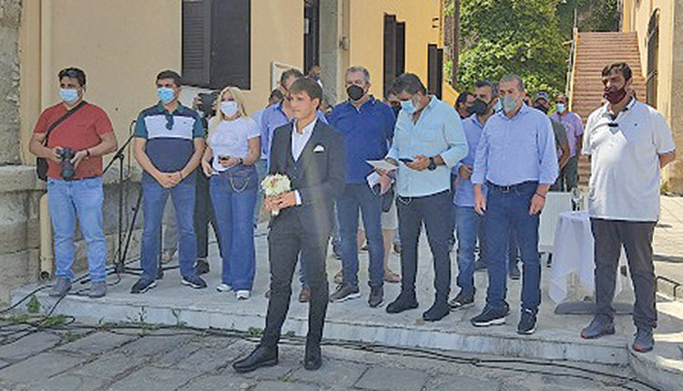 ΔΙΑΜΑΡΤΥΡΙΑ ΜΕ ΓΑΜΠΡΟ ΚΑΙ ΝΥΦΗ: Έστησαν γαμήλιο γλέντι έξω από την Αποκεντρωμένη