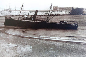 H φωτογραφία της ημέρας :Ηράκλειο 1899. Ένα πλοίο έχει “κολλήσει” στα αβαθή