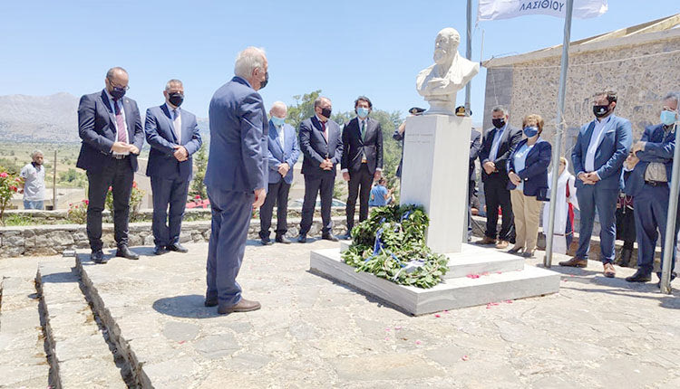 ο δήμαρχος Βασίλης Λαμπρινός