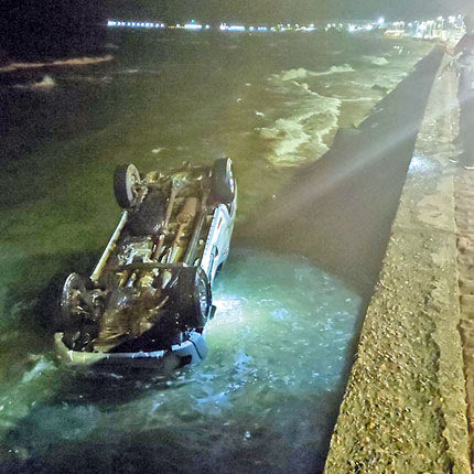 Πτώση οχήματος στο λιμάνι