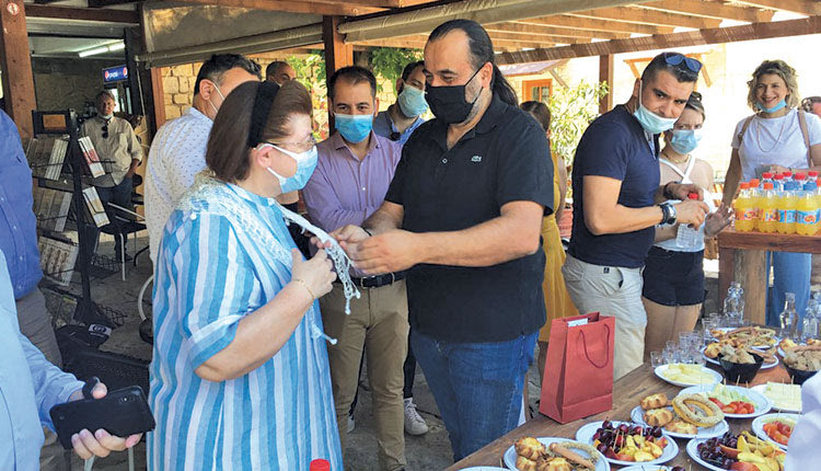 Ο δήμαρχος Γόρτυνας χάρισε στην υπουργό ένα κρητικό μαντήλι 