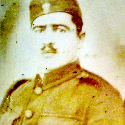 Ο Μανόλης Ζαχαρία Μανουράς. Σκοτώθηκε στη διάρκεια των μαχών με τους Γερμανούς αλεξιπτωτιστές, στην περιοχή Περιβολίων Ρεθύμνου