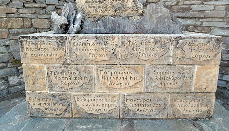 Το μνημείο της εκτέλεσης στο χωριό Σείσαρχα Μυλοποτάμου. Διακρίνεται το όνομα του Ευγένιου Ζαχαρία Μανουρά που σκότωσαν οι Γερμανοί τον Αύγουστο του 1944, όταν λεηλάτησαν το χωριό και πυρπόλησαν τα Ανώγεια 