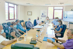 Σε τροχιά υλοποίησης μπαίνει ένα πολύ σημαντικό έργο για την Υγειονομική Περιφέρεια Κρήτης, το οποίο αποτελούσε πάγιο και διαχρονικό αίτημα της Ψυχιατρικής κλινικής του Πανεπιστημιακού νοσοκομείου Ηρακλείου, αλλά είχε μείνει στα «χαρτιά» εδώ και μία δεκαετία. Πρόκειται για την επέκταση του Τμήματος Οξέων Περιστατικών της κλινικής. Η πρόταση και η αρχική προμελέτη του έργου «Επέκταση του Τμήματος οξέων περιστατικών της Ψυχιατρικής Κλινικής» υποβλήθηκε προ δεκαετίας από την Τεχνική Υπηρεσία του ΠΑΓΝΗ ,ωστόσο το έργο παρέμεινε στα «χαρτιά». Με συντονισμένες ενέργειες και την αγαστή συνεργασία της Διοίκησης της 7ηΥΠΕ, του ΠΑΓΝΗ, του Συλλόγου «Υδρία» και της εταιρίας «Πλαστικά Κρήτης» η μελέτη του έργου χρηματοδοτήθηκε από την εταιρία «Πλαστικά Κρήτης», ενώ η υλοποίηση του έργου, συνολικού προϋπολογισμού 1.100.000 ευρώ, θα χρηματοδοτηθεί από την 7η Υγειονομική Περιφέρεια Κρήτης. Η επέκταση του Τμήματος Οξέων περιστατικών της Ψυχιατρικής Κλινικής του ΠΑΓΝΗ» είναι το 1ο μεγάλο έργο για την Υγεία στην Κρήτη το οποίο χρηματοδοτείται από πόρους της 7ης ΥΠΕ. Σύμφωνα με τον σχεδιασμό που υπάρχει, προβλέπεται η επέκταση του υφιστάμενου Τμήματος Οξέων σε διώροφο κτίσμα συνολικού εμβαδού 400τ.μ. Στον ισόγειο χώρο του κτηρίου, εμβαδού 240τ.μ θα κατασκευαστούν μεταξύ των άλλων δύο (2) θάλαμοι νοσηλείας, ενιαίος χώρος τραπεζαρίας και καθιστικού, αίθουσα ιατρών, νοσηλευτικός σταθμός και υποστηρικτικοί χώροι, ενώ στο πρώτο όροφο, εμβαδού 162 τ.μ, προβλέπονται αίθουσα σεμιναρίων και γραφεία. Για την ευχάριστη εξέλιξη αναφορικά με την εξασφάλιση της χρηματοδότησης του σπουδαίου αυτού έργου, η διοικήτρια της 7ης Υγειονομικής Περιφέρειας Κρήτης, Λένα Μπορμπουδάκη, ενημέρωσε τον διοικητή του ΠΑΓΝΗ κ. Γιώργο Χαλκιαδάκη, τον αν. διοικητή κ. Στέλιο Κτενιαδάκη, την αν. καθηγήτρια Ψυχιατρικής κα Μαρία Μπάστα, τον Δ/ντη και τα στελέχη της Τεχνικής Υπηρεσίας του ΠΑΓΝΗ και τον πρόεδρο του Συλλόγου Φίλων Ψυχιατρικής ΠΑΓΝΗ «Υδρία», κ. Γιώργο Ψιστάκη. Η διοικήτρια της 7ης Υ.ΠΕ σε δηλώσεις της ανέφερε: «Εκφράζουμε τις θερμές ευχαριστίες μας σε όλη την πολιτική ηγεσία του Υπουργείου Υγείας για τη συνεργασία. Ως 7η Υγειονομική Περιφέρεια Κρήτης διασφαλίσαμε τη χρηματοδότηση μέσω του Υπουργείου Υγείας αρχές του 2020 και είμαστε ιδιαίτερα υπερήφανοι που εξασφαλίσαμε το 1ο μεγάλο έργο που χρηματοδοτείται στην Υγεία από πόρους της 7ης Υ.ΠΕ Κρήτης από ιδρύσεως της. Επίσης, ευχαριστούμε όλους τους εμπλεκόμενους και ιδιαίτερα την εταιρεία «Πλαστικά Κρήτης» η οποία είναι ιδιαίτερα ευαισθητοποιημένη στα θέματα της υγείας και είναι δίπλα μας από την ανάληψη των καθηκόντων μας».