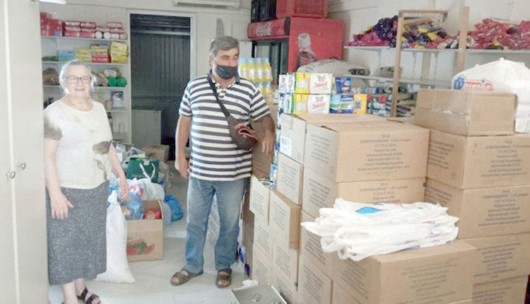 Ο πρόεδρος του Συλλόγου Μαραθωνοδρόμων Κρήτης Γρηγόρης Παπαδάκης με την υπεύθυνη της Διακονίας Αγάπης Αγάπη Αλεξανδράκη με τα τρόφιμα που συλλέχθηκαν από την πρώτη ποδηλατοδρομία αλληλεγγύης 103 χλμ.