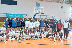 Αθλήτριες της ΑΘΛΕΣΗ με τις παίκτριες της εθνικής γυναικών