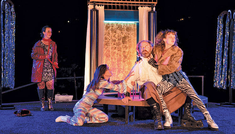 Πανώρια θεατρική παράσταση