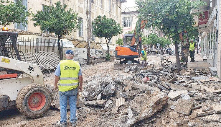 Καθαιρέθηκαν τα πεζοδρόμια της οδού Χατζημιχάλη Γιάνναρη