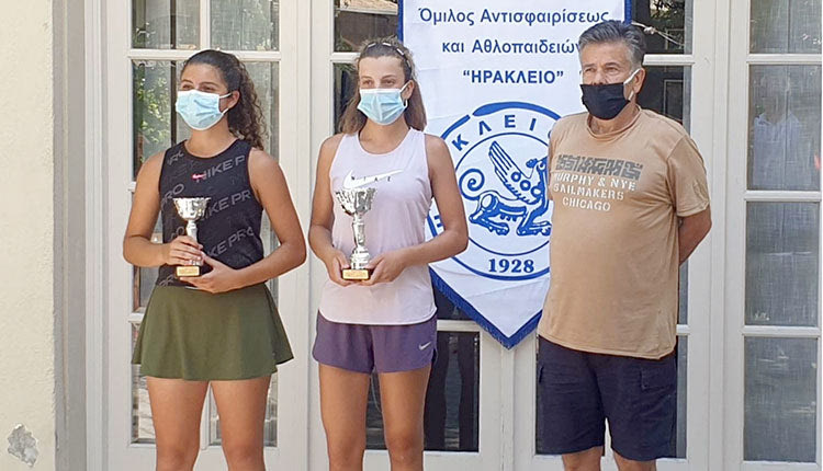  Οι νικήτριες 16 ετών Νταμπακάκη - Μαρινάκη με τον κ. Περδικογιάννη του «Ηράκλειο»