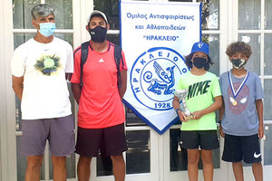 Οι νικητές 12 ετών Λαμπράκης, Αμανάκης με τους προπονητές Δολιανίτη και Τζιγκουνάκη