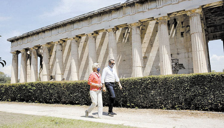 Μπροστά από το ναό του Ηφαίστου στην Αρχαία Αγορά
