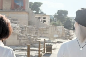 Όλα τα ματια της διεθνούς βιομηχανίας της μόδας να ήταν στραμμένα χθες στην Ελλάδα για το σόου του Dior και την εμπνευσμένη από τη χώρα μας συλλογή του. Η καλλιτεχνική διευθύντρια του Οίκου Maria Grazia Churi εμπνεύστηκε από την Ελλάδα, την Κνωσό, το Ακρωτήρι Σαντορίνης και τους Δελφούς. Μάλιστα, η διεθνούς φήμης σχεδιάστρια ανέβασε στα σόσιαλ μίντια βίντεο και φωτογραφίες από την περιήγησή της και στους τρεις αρχαιολογικούς χώρους, καθώς και στο Αρχαιολογικό Μουσείο Ηρακλείου. Αρχικά περιηγήθηκε στο εντυπωσιακό Μινωϊκό Ανάκτορο της Κνωσού, ενώ ξεναγήθηκε και στο Αρχαιολογικό Μουσείο Ηρακλείου θαυμάζοντας τα εκθέματα. Η Κιουρί εντυπωσιάστηκε από την μορφή της Θεάς με τα Φίδια, της χαρακτηριστικής γυναικείας γυμνόστηθης φιγούρας με τα φίδια στα χέρια, έτσι όπως αποτυπώνεται σε μια σειρά από αγαλματίδια που ανακαλύφθηκαν από τον Έβανς το 1903. «Έπαθα εμμονή με αυτά τα αγάλματα επειδή εκπροσωπούν τη θεά που είναι συνδεδεμένη με αυτό το είδος δεξιοτεχνίας» εξομολογείται η ίδια στη ξεναγό της κατά τη διάρκεια της επίσκεψής της στο μουσείο, με το σχετικό βίντεο να ξεκινά με ένα πανοραμικό πλάνο της Κνωσού τραβηγμένο από ψηλά.