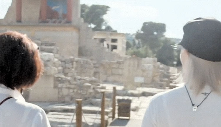 Όλα τα ματια της διεθνούς βιομηχανίας της μόδας να ήταν στραμμένα χθες στην Ελλάδα για το σόου του Dior και την εμπνευσμένη από τη χώρα μας συλλογή του. Η καλλιτεχνική διευθύντρια του Οίκου Maria Grazia Churi εμπνεύστηκε από την Ελλάδα, την Κνωσό, το Ακρωτήρι Σαντορίνης και τους Δελφούς. Μάλιστα, η διεθνούς φήμης σχεδιάστρια ανέβασε στα σόσιαλ μίντια βίντεο και φωτογραφίες από την περιήγησή της και στους τρεις αρχαιολογικούς χώρους, καθώς και στο Αρχαιολογικό Μουσείο Ηρακλείου. Αρχικά περιηγήθηκε στο εντυπωσιακό Μινωϊκό Ανάκτορο της Κνωσού, ενώ ξεναγήθηκε και στο Αρχαιολογικό Μουσείο Ηρακλείου θαυμάζοντας τα εκθέματα. Η Κιουρί εντυπωσιάστηκε από την μορφή της Θεάς με τα Φίδια, της χαρακτηριστικής γυναικείας γυμνόστηθης φιγούρας με τα φίδια στα χέρια, έτσι όπως αποτυπώνεται σε μια σειρά από αγαλματίδια που ανακαλύφθηκαν από τον Έβανς το 1903. «Έπαθα εμμονή με αυτά τα αγάλματα επειδή εκπροσωπούν τη θεά που είναι συνδεδεμένη με αυτό το είδος δεξιοτεχνίας» εξομολογείται η ίδια στη ξεναγό της κατά τη διάρκεια της επίσκεψής της στο μουσείο, με το σχετικό βίντεο να ξεκινά με ένα πανοραμικό πλάνο της Κνωσού τραβηγμένο από ψηλά.