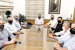 Από την ενημερωτική συνάντηση εκπροσώπων φορέων στην Περιφέρεια για τη θετική εξέλιξη αναφορικά με το κρητικό ελαιόλαδο