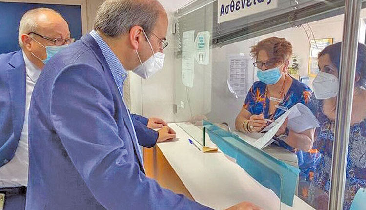 Σχεδόν… σοκαρισμένος εμφανίστηκε ο υπουργός Εργασίας Κωστής Χατζηδάκης, όταν επισκέφθηκε απροειδοποίητα, ημέρα Παρασκευή και πριν από τριήμερο, τις Υπηρεσίες του ΕΦΚΑ, στην Αγία Παρασκευή.