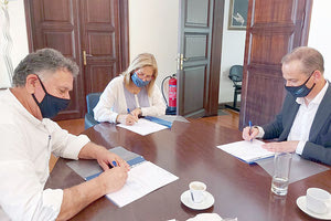 Το Μνημόνιο υπεγράφη από τους νόμιμους εκπροσώπους των τριών μερών, τη Συντονίστρια κ. Μαρία Κοζυράκη, το δήμαρχο κ. Μανόλη Φραγκάκη και το γενικό διευθυντή της εταιρείας παραχώρησης κ. Αθανάσιο Βούρδα.