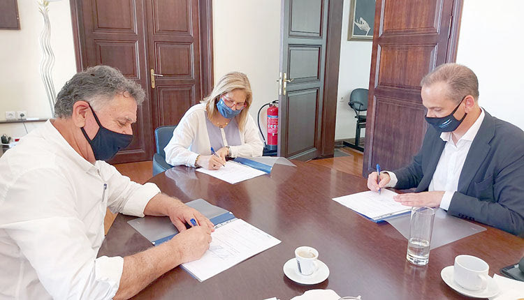 Το Μνημόνιο υπεγράφη από τους νόμιμους εκπροσώπους των τριών μερών, τη Συντονίστρια κ. Μαρία Κοζυράκη, το δήμαρχο κ. Μανόλη Φραγκάκη και το γενικό διευθυντή της εταιρείας παραχώρησης κ. Αθανάσιο Βούρδα.