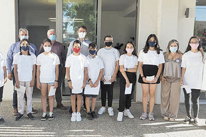 ους μικρούς μαθητές της Στ2 τάξης του Δημοτικού Σχολείου Γουρνών βράβευσαν χθες ο δήμαρχος Χερσονήσου Γιάννης Σέγκος και ο αντιδήμαρχος Παιδείας, Κώστας Ζαχαριουδάκης