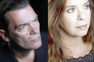 ρωταγωνιστούν ο Κωνσταντίνος Καζάκος στο ρόλο του Θεόδωρου Κολοκοτρώνη και η Ιωάννα Γκαβάκου ως Μάνα Κολοκοτρώνη/Μάνα Ελλάδα