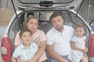 Μία οικογένεια με δύο παιδιά αναγκάζεται να κοιμάται σε αυτοκίνητο,