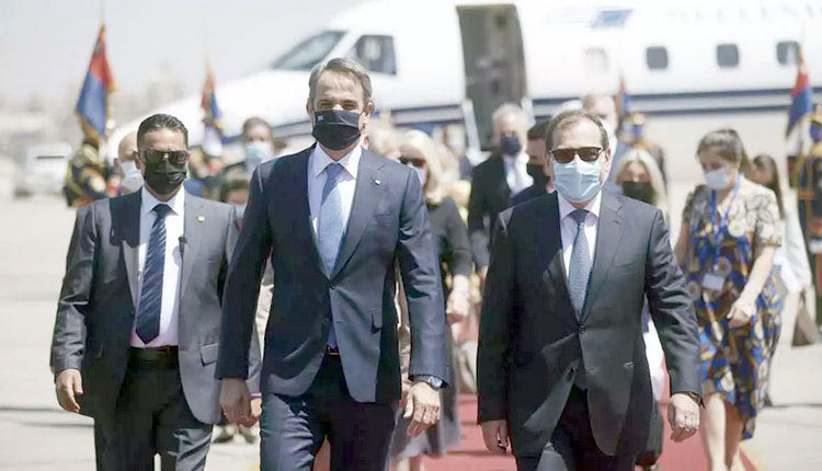 Σε θερμό κλίμα ολοκληρώθηκε η συνάντηση του πρωθυπουργού Κυριάκου Μητσοτάκη με τον πρόεδρο της Αιγύπτου Φατάχ αλ Σίσι, καθώς υπήρξαν σημαντικές συμφωνίες, πέρα από την επιβεβαίωση της σύμπτωσης απόψεων σε όλα σχεδόν τα διμερή και περιφερειακά θέματα της Ανατολικής Μεσογείου.