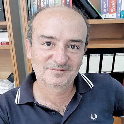 Ο φυσικός από το φροντιστήριο «Θεωρία & Πράξη», κ. Κωστής Παπάζογλου