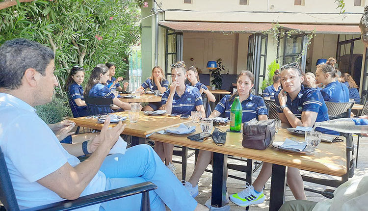 Αυγενάκης τραπέζι στις αθλήτριες