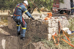 άνδρες της ΕΜΑΚ διάσωση άλογο