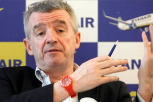 Καθώς ξεκινά η θερινή τουριστική περίοδος, ο αριθμός των επιβατών που μπαίνουν σε αεροσκάφη της Ryanair αυξάνεται με ταχείς ρυθμούς παρά τους ταξιδιωτικούς περιορισμούς που ισχύουν για να ανακοπεί η εξάπλωση του κοροναϊού, δήλωσε χθες ο διευθύνων σύμβουλος του ομίλου Μάικλ Ο’ Λίρι. Σε συνέντευξή του στο Reuters πριν από συνέντευξη Τύπου στη Λισαβόνα, ο Ο’ Λίρι δήλωσε ότι οι κρατήσεις για αεροπορικά ταξίδια ανέκαμψαν με ισχυρούς ρυθμούς τις τελευταίες οκτώ εβδομάδες, με ιδιαίτερα μεγάλο όγκο κρατήσεων προς την Πορτογαλία και άλλους θερινούς προορισμούς από τη Γερμανία, τα σκανδιναβικά κράτη και τις χώρες Μπενελούξ, αναφέρει το ΑΠΕ. «Η κίνηση πολλαπλασιάζεται και πολλοί από αυτούς τους ανθρώπους είναι οικογένειες που πηγαίνουν καλοκαιρινές διακοπές σε παραλίες της Πορτογαλίας, της Ισπανίας, της Ελλάδας και της Ιταλίας», δήλωσε ο Ο’ Λίρι, προσθέτοντας ότι η αεροπορική εταιρεία οδεύει προς τη μεταφορά 80 με 100 εκατ. επιβατών έως τον Μάρτιο του 2022. Ο αριθμός αυτός έρχεται να συγκριθεί με τα 27,5 εκατ. επιβατών πέρυσι, αλλά συνεχίζει να είναι χαμηλότερος από τα προ της πανδημίας επίπεδα των 149 εκατ. Ο Ο’ Λίρι δήλωσε ότι η Ryanair μετέφερε 1,7 εκατ. επιβάτες τον Μάιο και είπε ότι ο αριθμός πιθανόν να αυξηθεί σε 5 εκατ. τον Ιούνιο και σε 9 τον επόμενο μήνα.