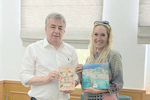 Η συγγραφέας Πηνελόπη Κουρτζή επισκέφθηκε τον Περιφερειάρχη